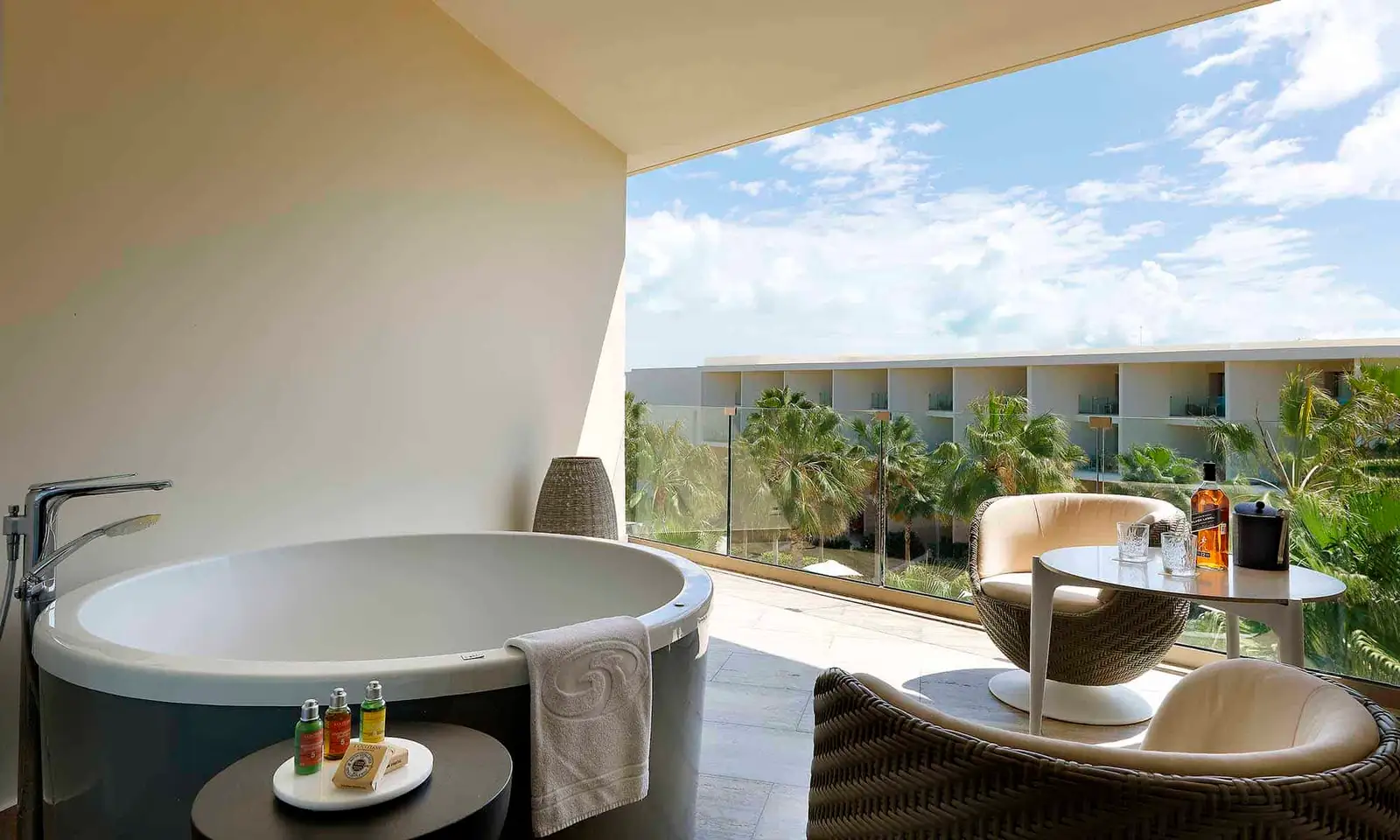 Family-Selection-Grand-Palladium-Costa-Mujeres-loft-suite-jacuzzi-terrace-vista-exterior