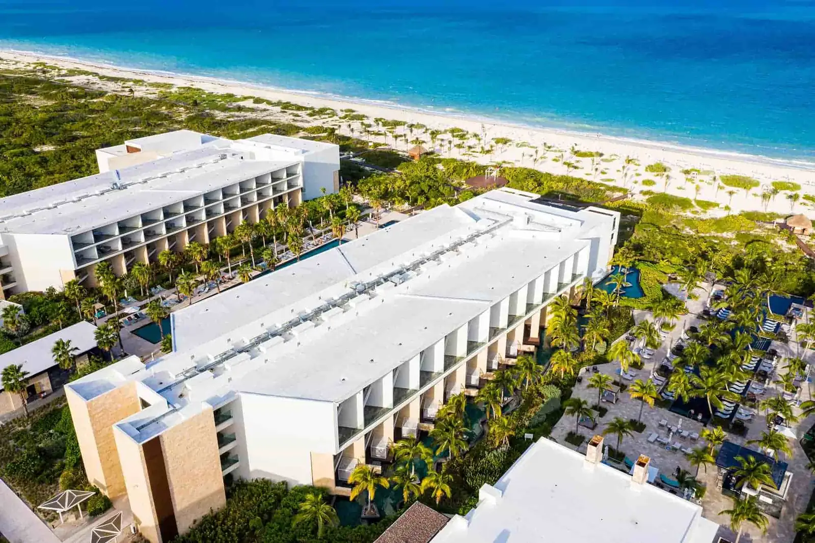 Family-Selection-Grand-Palladium-Costa-Mujeres-Junior-Suite-swim-up-beachside-vista2