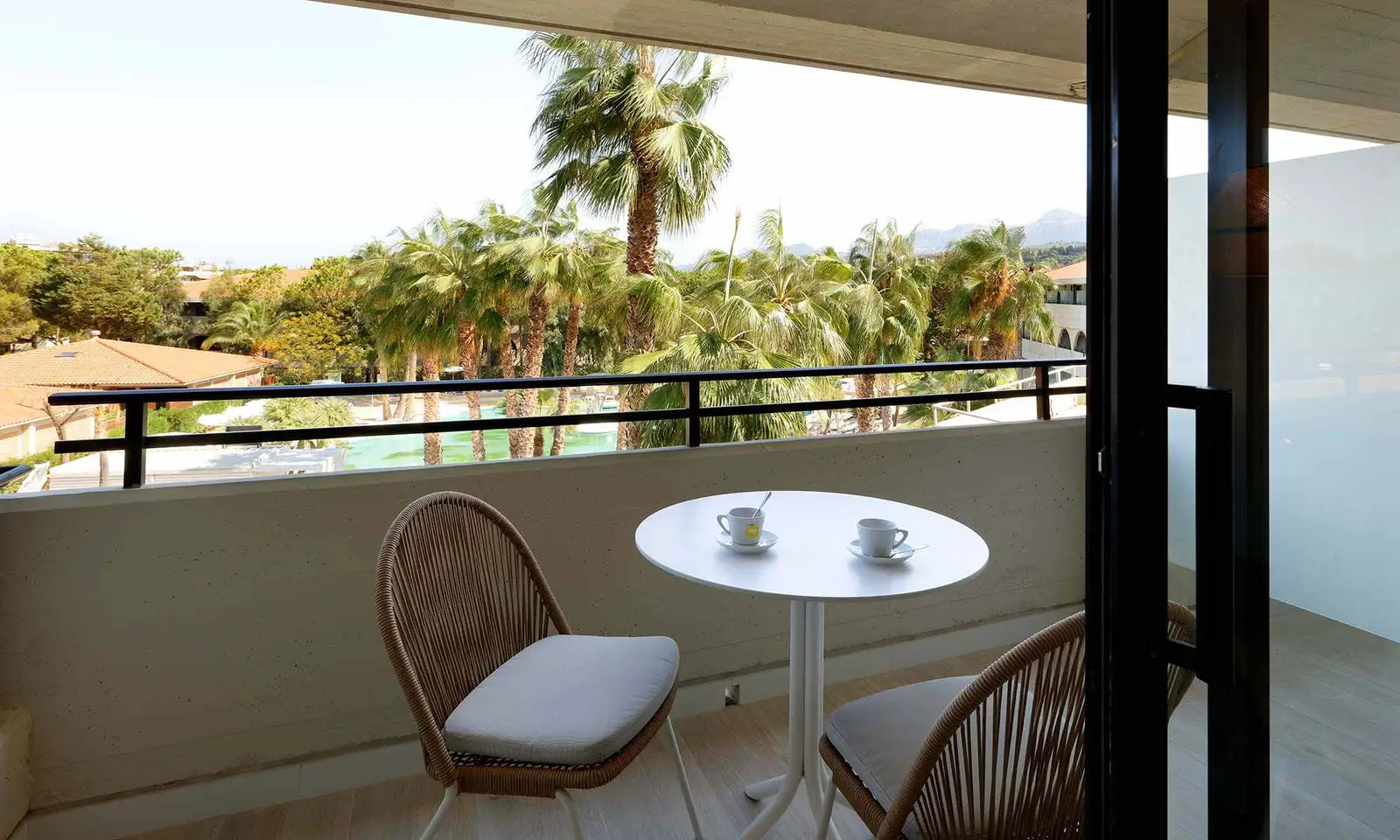 Signature-Level-Deluxe-Pool-View4