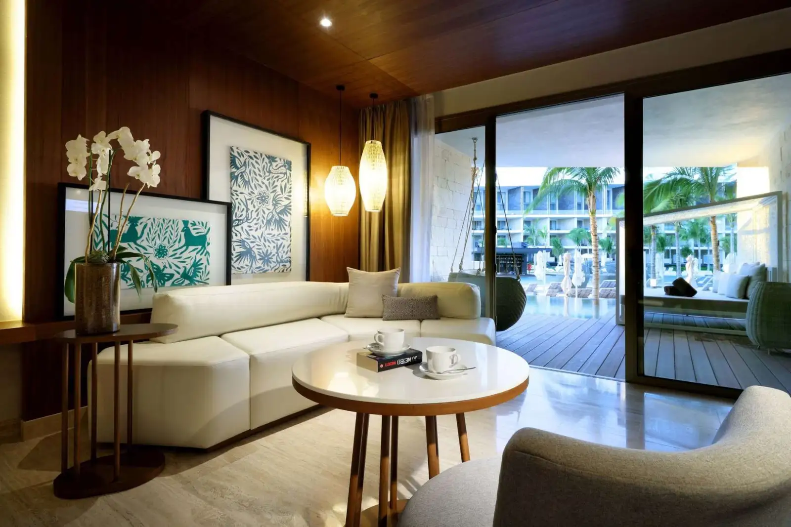 TRS-CORAL-JUNIOR-SUITE-SWIM-UP-SALON