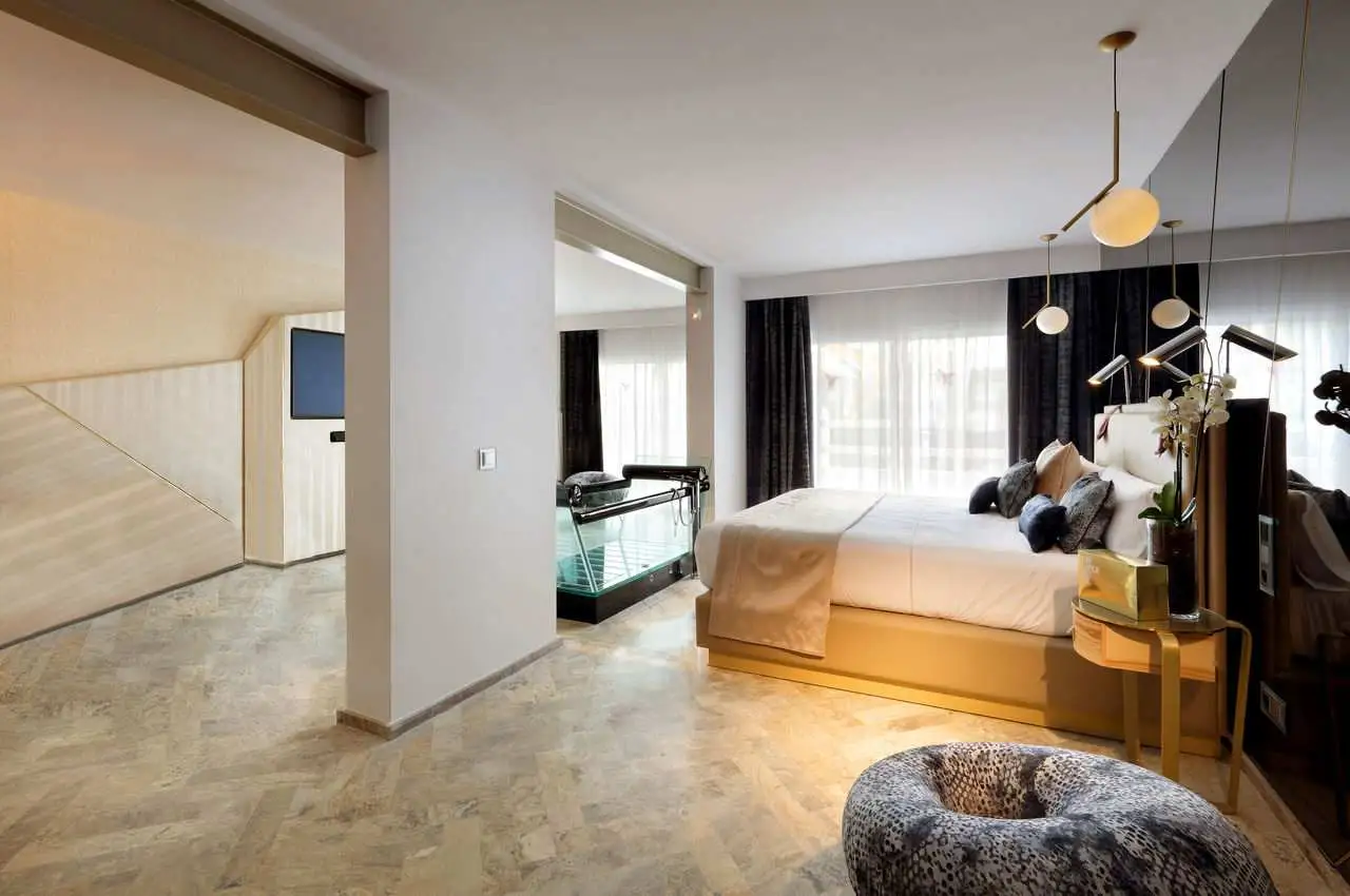 ushuaia-beach-hotel-ibiza-the-suite-vista-escenario-2