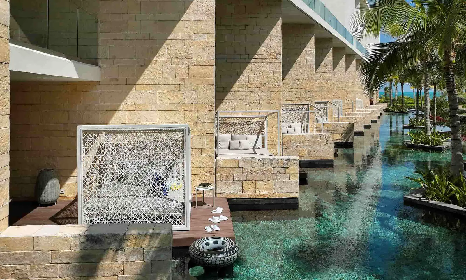 Family-Selection-Grand-Palladium-Costa-Mujeres-Junior-Suite-swim-up-beachside-vista-exterior-4