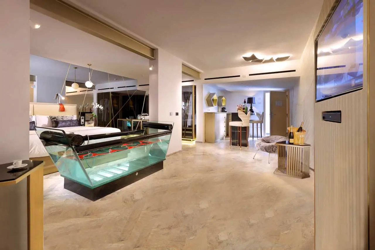 ushuaia-beach-hotel-ibiza-the-suite-vista-escenario-4