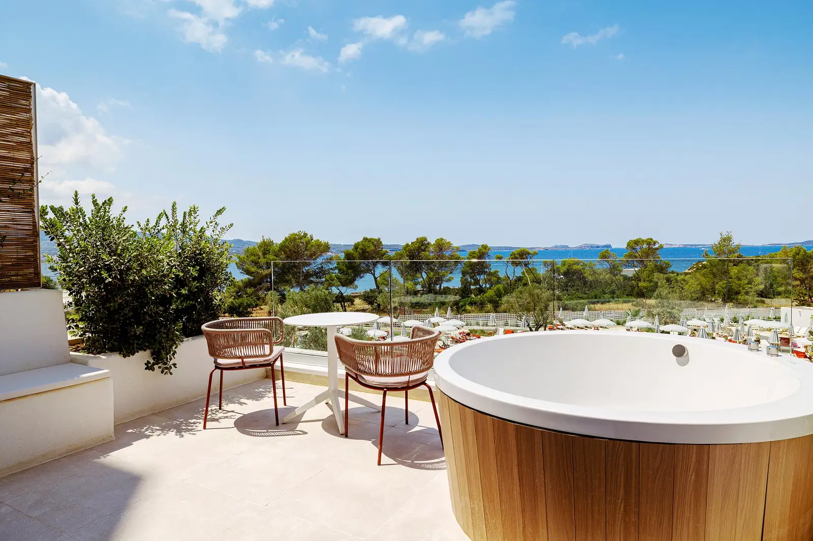 the-signature-level-junior-suite-jacuzzi-terrace