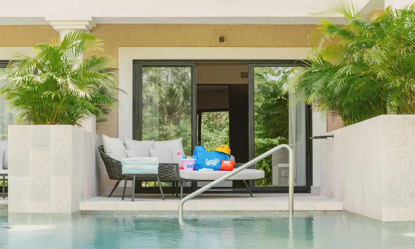 family-selection-at-grand-palladium-kantenah-resort-spa-family-selection-junior-suite-swim-up-05.jpg
