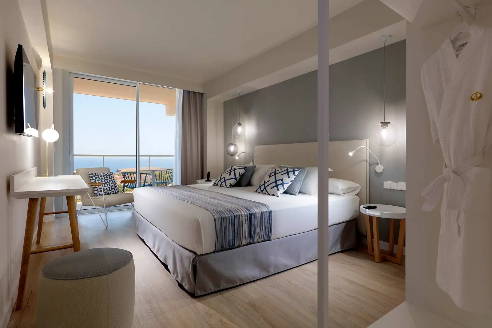 PALLADIUM-HOTEL-MENORCA-SUITE_Vista dormitorio con terraza