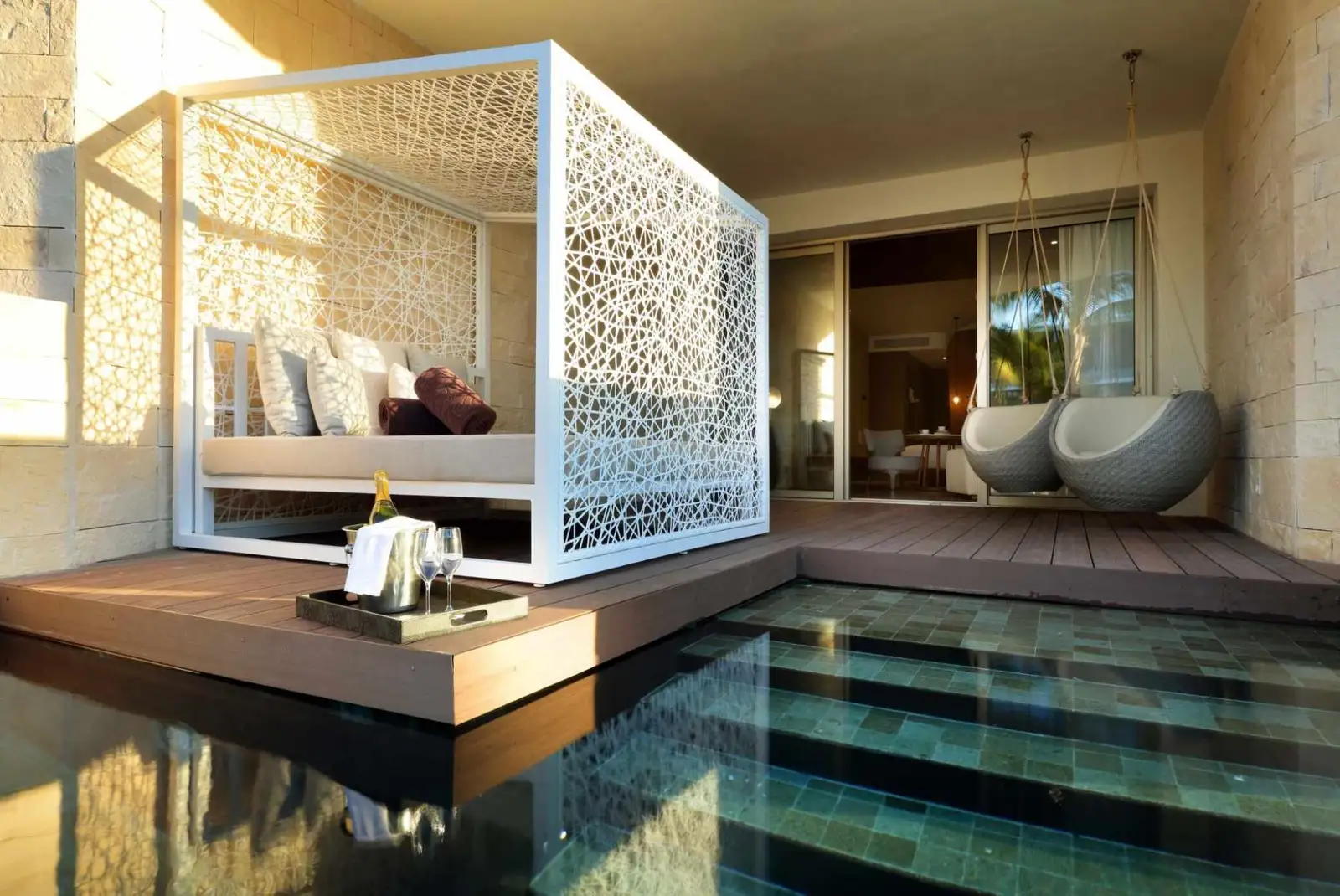 TRS-CORAL-JUNIOR-SUITE-SWIM-UP-PISCINA