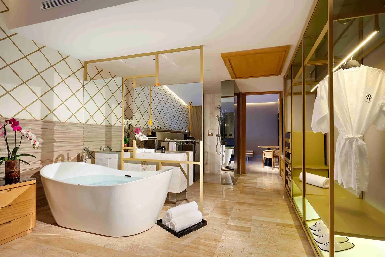 TRS-YUCATAN-HOTEL-Suite-Poolside2