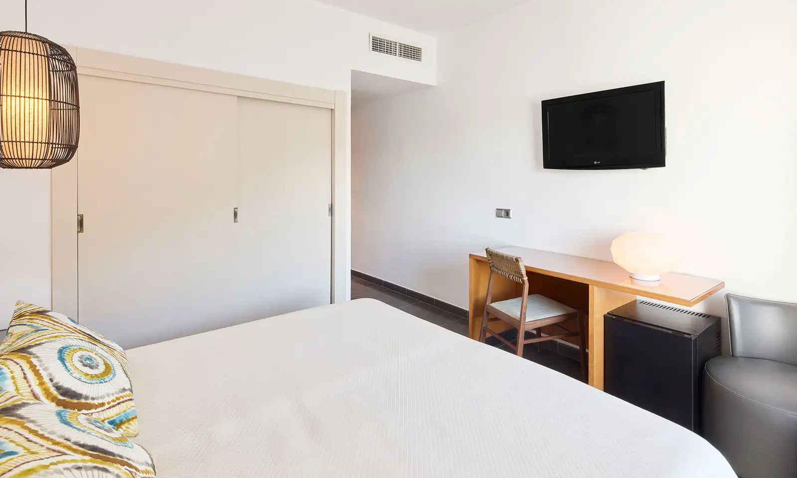 palladium-cala-llonga-deluxe-jacuzzi-terrace-2