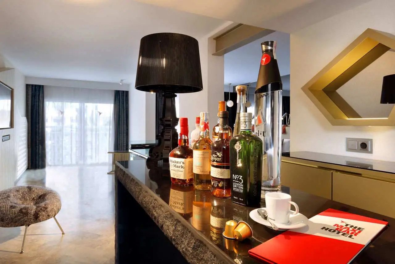 ushuaia-beach-hotel-ibiza-the-suite-vista-escenario-3